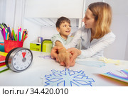 Teacher during ABA therapy teach weather cards. Стоковое фото, фотограф Сергей Новиков / Фотобанк Лори