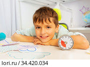 Happy boy during ABA therapy and lesson timer. Стоковое фото, фотограф Сергей Новиков / Фотобанк Лори