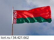Крупным планом государственного флага Республики Беларусь развевается на ветру на фоне неба в солнечный день. Стоковое фото, фотограф Николай Винокуров / Фотобанк Лори
