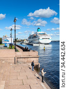 St. Petersburg, Russia-circa Sep, 2012: The Lieutenant Schmidt Embankment with cruise ferry pier is on the Neva river. It is located in the centre of city. Редакционное фото, фотограф Кекяляйнен Андрей / Фотобанк Лори