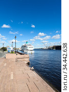 St. Petersburg, Russia-circa Sep, 2012: The Lieutenant Schmidt Embankment with cruise ferryboat pier is on the Neva river. It is located in the centre of city. Редакционное фото, фотограф Кекяляйнен Андрей / Фотобанк Лори