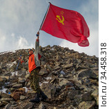 Ребенок держит флаг Советского союза (2019 год). Редакционное фото, фотограф Елена Дмитриева / Фотобанк Лори
