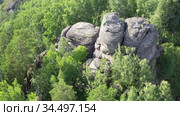 Скалы на горе Круглая в Белокурихе на Алтае / Aerial video of rocks on the top of Kruglaya mountain near the town resort Belokorikha in Altai. Стоковое видео, видеограф Сергей Пристяжнюк (Serg Zastavkin) / Фотобанк Лори