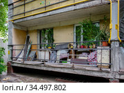 Москва, захламлённый балкон жилого дома (2020 год). Редакционное фото, фотограф glokaya_kuzdra / Фотобанк Лори