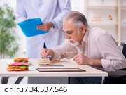 Doctor and patient suffering from Alzheimer disease. Стоковое фото, фотограф Elnur / Фотобанк Лори