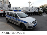 Полицейский автомобиль "Лада-Ларгус" на Тверской улице Москвы во время ночной репетиции парада, посвящённого 75-летию Победы в Великой Отечественной войне (2020 год). Редакционное фото, фотограф Free Wind / Фотобанк Лори