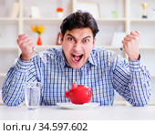 Man running out of money in restaurant and using savings from pi. Стоковое фото, фотограф Elnur / Фотобанк Лори
