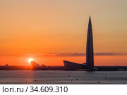 Санкт-Петербург. Закат солнца на фоне Лахта центра (2020 год). Редакционное фото, фотограф Литвяк Игорь / Фотобанк Лори