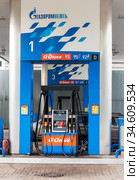 Автозаправка "Газпромнефть". Заправочный терминал. Санкт-Петербург (2020 год). Редакционное фото, фотограф Александр Щепин / Фотобанк Лори
