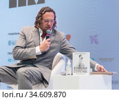 Сергей Полонский со своей книгой "Взламывая стереотипы. Освобожденный" на Московской Международной Книжной ярмарке (2020 год). Редакционное фото, фотограф Сайганов Александр / Фотобанк Лори