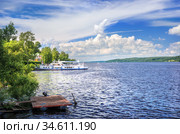 Река Волга в Плёсе и корабль (2020 год). Стоковое фото, фотограф Baturina Yuliya / Фотобанк Лори