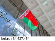 Белорусский государственный флаг на стене здания (2019 год). Стоковое фото, фотограф Артем Блинов / Фотобанк Лори