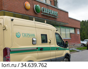 Инкассаторский бронированный автомобиль Сбербанка за работой. Спец транспорт приехал за деньгами. Санкт-Петербург Россия (2020 год). Редакционное фото, фотограф Grigory_Gez / Фотобанк Лори