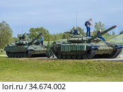 ALABINO, RUSSIA - AUGUST 25, 2020: Visitors to the International Military Forum "Army 2020" inspect modern Russian tanks. Редакционное фото, фотограф Виктор Карасев / Фотобанк Лори