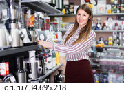 Housewife buying liquidiser. Стоковое фото, фотограф Яков Филимонов / Фотобанк Лори
