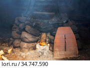 Каменный очаг (каменка) в варнице. Музей средневекового рушанина. Старая Русса, Новгородская область (2020 год). Редакционное фото, фотограф Александр Щепин / Фотобанк Лори