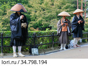 Buddhist monks practice takuhatsu chanting sutras and collecting donations in Kyoto street. Japan (2007 год). Редакционное фото, фотограф Сергей Пристяжнюк (Serg Zastavkin) / Фотобанк Лори