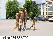 Скульптурная композиция «Семья» в городе Саранске (2014 год). Редакционное фото, фотограф Солодовникова Елена / Фотобанк Лори