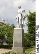 Памятник поэту Александру Полежаеву в Саранске, крупный план (2014 год). Редакционное фото, фотограф Солодовникова Елена / Фотобанк Лори