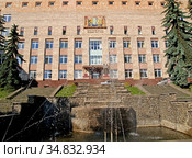 Fountain on the background building of Karelian scientific center of the Russian Academy of Sciences. Petrozavodsk, Pushkinskaya Street, 11 (2012 год). Редакционное фото, фотограф Ирина Борсученко / Фотобанк Лори