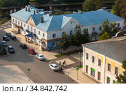Улица Гостинодворская. Кафе "Садко". Вид сверху. Старая Русса, Новгородская область (2020 год). Редакционное фото, фотограф Александр Щепин / Фотобанк Лори