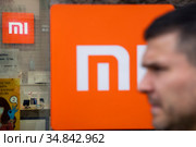 Логотип китайского производителя электронники Xiaomi в фирменном магазине на Тверской улице в центре города Москвы, Россия (2020 год). Редакционное фото, фотограф Николай Винокуров / Фотобанк Лори