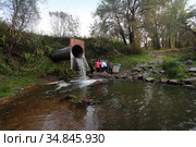 Группа у водопада. На плотине речки Березовка (2020 год). Редакционное фото, фотограф Анатолий Матвейчук / Фотобанк Лори