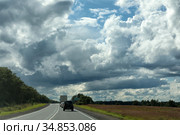 Густые облака над трассой М9 летом (2020 год). Редакционное фото, фотограф Дмитрий Неумоин / Фотобанк Лори
