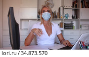 Businesswoman in protective medical mask with folder of documents in modern office. Стоковое видео, видеограф Яков Филимонов / Фотобанк Лори