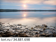 Осенние листья у кромки воды и солнце у горизонта озера. Стоковое фото, фотограф Baturina Yuliya / Фотобанк Лори