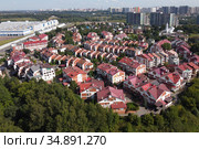 Москва, Митино, дома-таунхаусы в жилом квартале Рождествено (2020 год). Редакционное фото, фотограф glokaya_kuzdra / Фотобанк Лори