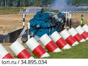 Танк Т-72Б3  команды Узбекистана преодолевает препятствие "Ров". Танковый биатлон, международный военный форум "Армия-202" (2020 год). Редакционное фото, фотограф Виктор Карасев / Фотобанк Лори