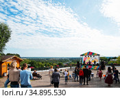 Выступление артистов на смотровой площадке. Город Владимир (2020 год). Редакционное фото, фотограф Макаров Алексей / Фотобанк Лори
