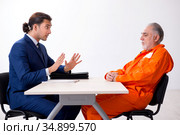 Old captive meeting with advocate in pre-trial detention. Стоковое фото, фотограф Elnur / Фотобанк Лори