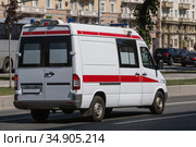 Emergency medical service goes on the city street. Стоковое фото, фотограф Юрий Бизгаймер / Фотобанк Лори