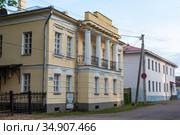 Особняк начала XIX века. Музей романа "Братья Карамазовы". Старая Русса, Новгородская область (2020 год). Редакционное фото, фотограф Александр Щепин / Фотобанк Лори