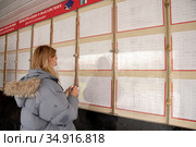 Девушка на бирже труда у информационной доски (2020 год). Редакционное фото, фотограф Антонина / Фотобанк Лори