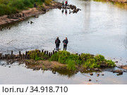 Река Порусья (Перерытица). Старая Русса, Новгородская область (2020 год). Редакционное фото, фотограф Александр Щепин / Фотобанк Лори
