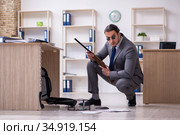Young male employee and mousetrap in the office. Стоковое фото, фотограф Elnur / Фотобанк Лори