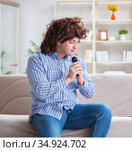 Funny man singing songs in karaoke at home. Стоковое фото, фотограф Elnur / Фотобанк Лори