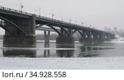 Video of the frozen Ob River with road and subway bridges in winter in Novosibirsk. Стоковое видео, видеограф Сергей Пристяжнюк (Serg Zastavkin) / Фотобанк Лори
