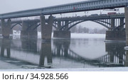 Video of the frozen Ob River with road and subway bridges in winter in Novosibirsk. Стоковое видео, видеограф Сергей Пристяжнюк (Serg Zastavkin) / Фотобанк Лори