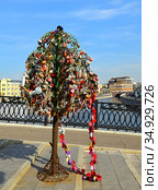 Love Tree, symbol of love and fidelity, on Luzhkov Bridge. Moscow (2020 год). Редакционное фото, фотограф Валерия Попова / Фотобанк Лори