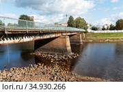Живой мост через Полисть. Старая Русса, Новгородская область (2020 год). Редакционное фото, фотограф Александр Щепин / Фотобанк Лори