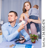 woman with crying son extorting money. Стоковое фото, фотограф Яков Филимонов / Фотобанк Лори
