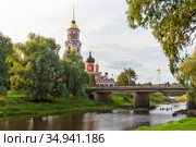 Соборный мост через Порусью. Воскресенский собор. Старая Русса, Новгородская область (2020 год). Редакционное фото, фотограф Александр Щепин / Фотобанк Лори