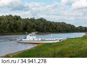Катер "Юнга" на реке Полисти. Старая Русса, Новгородская область (2020 год). Редакционное фото, фотограф Александр Щепин / Фотобанк Лори