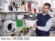 Man shopper is choosing multivariate. Стоковое фото, фотограф Яков Филимонов / Фотобанк Лори