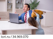 Girl bothering young father during working from house in pandemi. Стоковое фото, фотограф Elnur / Фотобанк Лори
