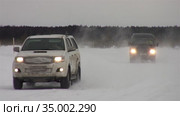 Движение по зимней дороге в метель. Автомобили Toyota и ГАЗ (Соболь). Traffic on the winter road in a snowstorm. Toyota and GAZ (Sable) cars. (2013 год). Редакционное видео, видеограф Евгений Романов / Фотобанк Лори